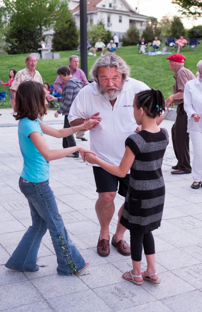entertainers140523387.jpg