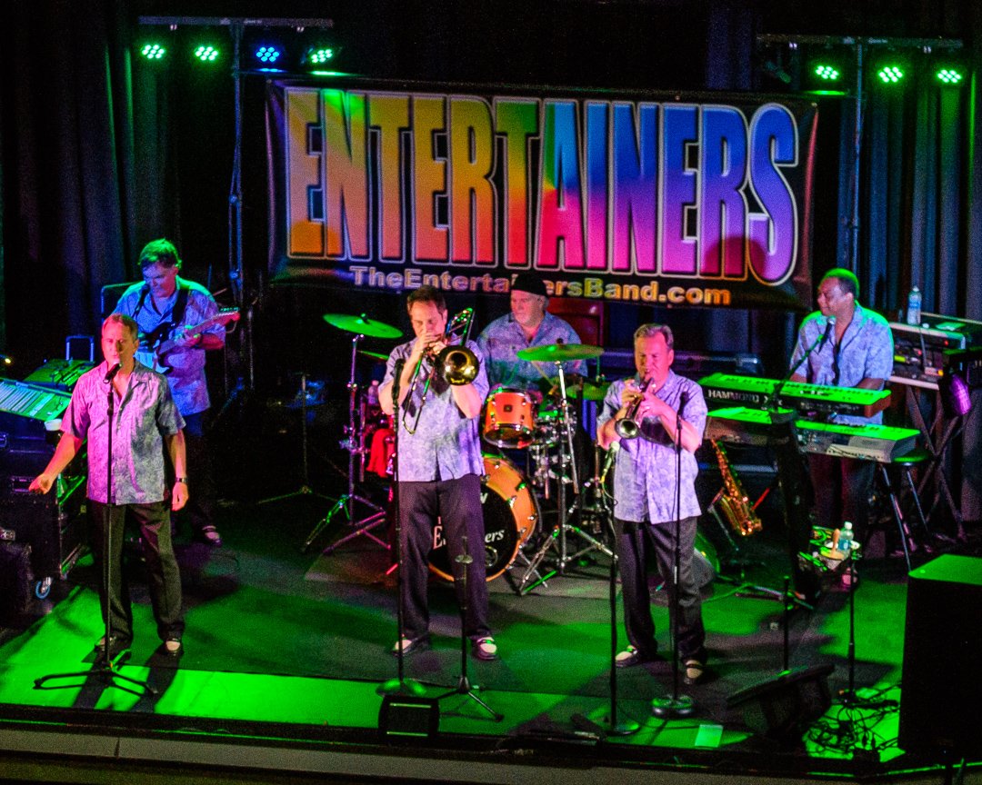 entertainers16059270.jpg