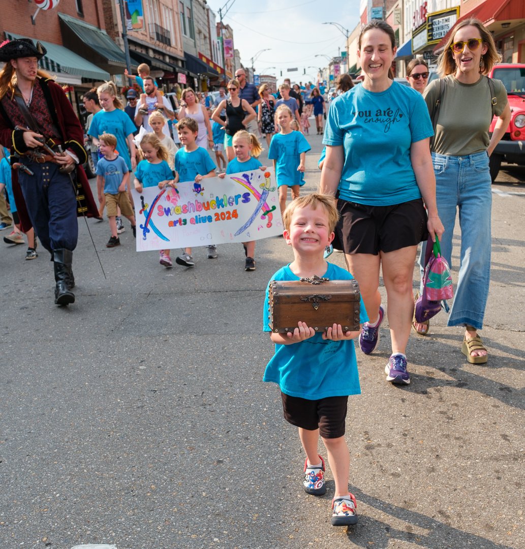 artsaliveparadeshow24061328.jpg