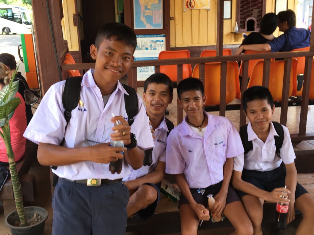 thaischoolchildrenattrainstationimg_2869.jpg
